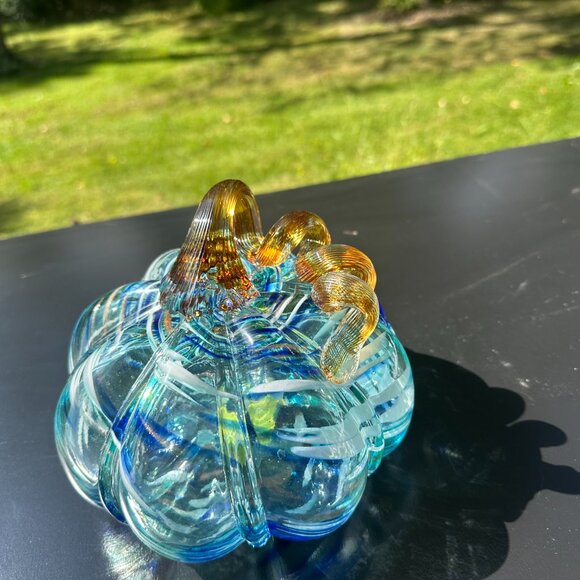 #5261 CLEAR W/ BLUE & WHITE SWIRL PATTERN GLASS PUMPKIN - Picture 3 of 11